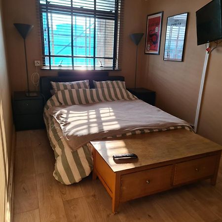 Cheap Kensington Apartment Central Лондон Экстерьер фото